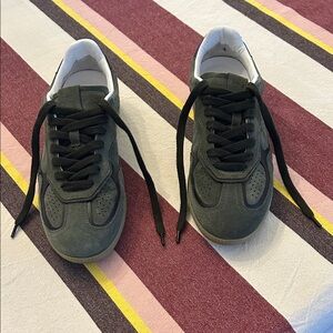 Alohas sneakers size 9 ~ like new